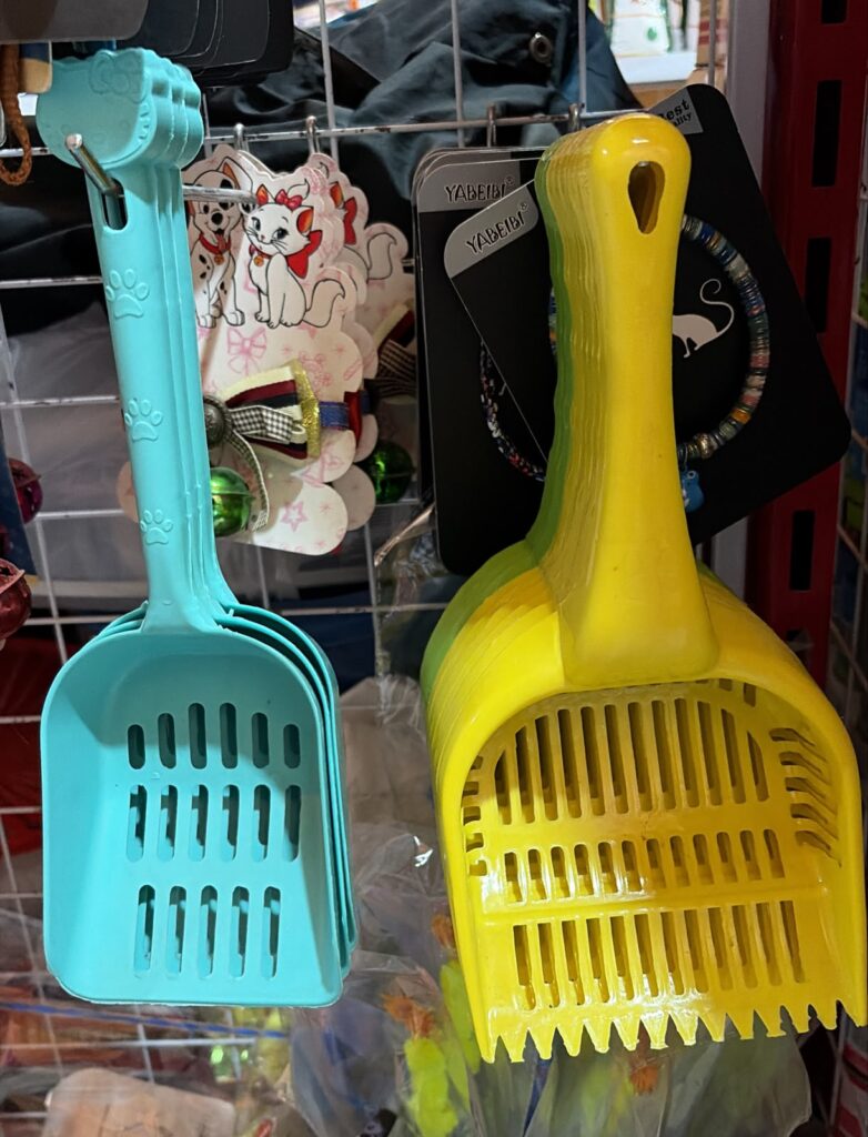 scoop pasir kucing